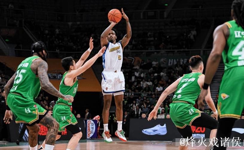 谁注意到,广厦一人拒绝与布朗击掌,这是为啥?没布朗你哪有冠军 谁注意到,广厦一人拒绝与布朗击掌,这是为啥?没布朗你哪有冠军